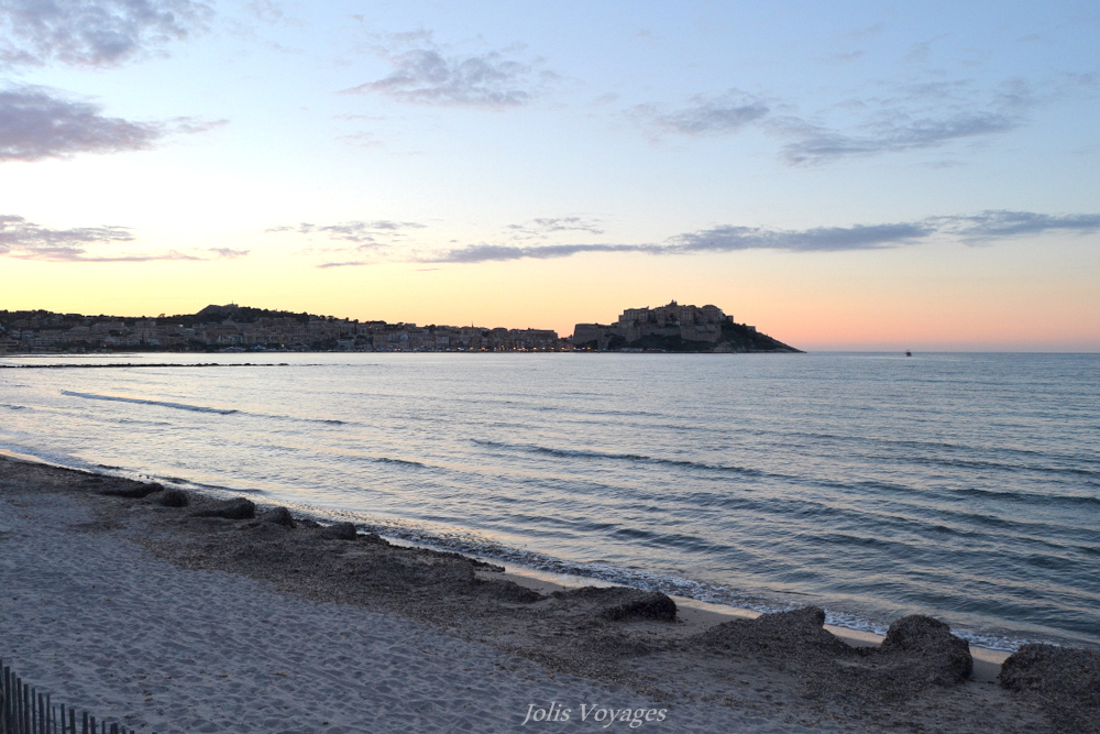 10 idees pour decouvrir la Haute Corse : la baie de Calvi au coucher du soleil #Corse #Plage #France #Voyage