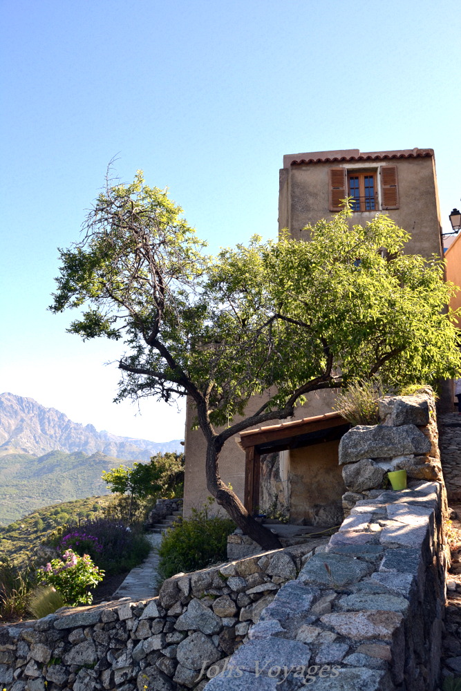 10 idees pour decouvrir la Haute Corse : Circuit des villages perchés de Balagne San Antonino #Corse #Plage #France #Voyage